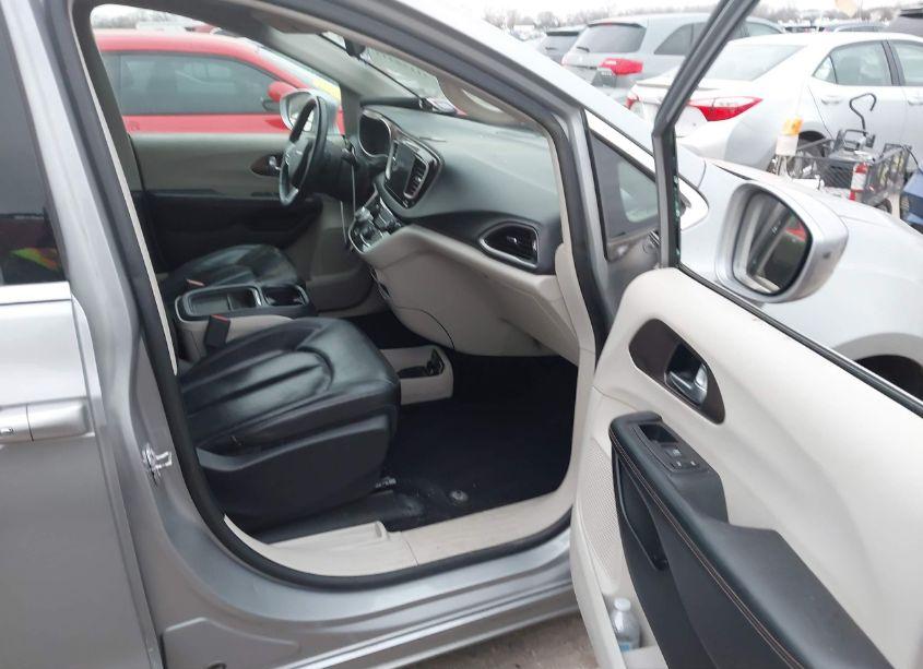 Photo 5 of 2017 Chrysler Pacifica TOURING-L (VIN 2C4RC1BGXHR702648)