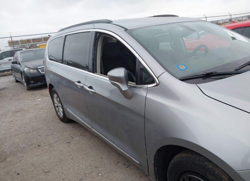 Photo 6 of 2017 Chrysler Pacifica TOURING-L (VIN 2C4RC1BGXHR702648)