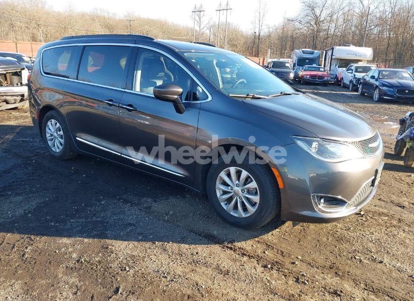 2017 Chrysler Pacifica TOURING-L (VIN 2C4RC1BGXHR805259) main photo