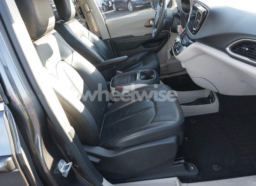 Photo 4 of 2017 Chrysler Pacifica TOURING-L (VIN 2C4RC1BGXHR805259)