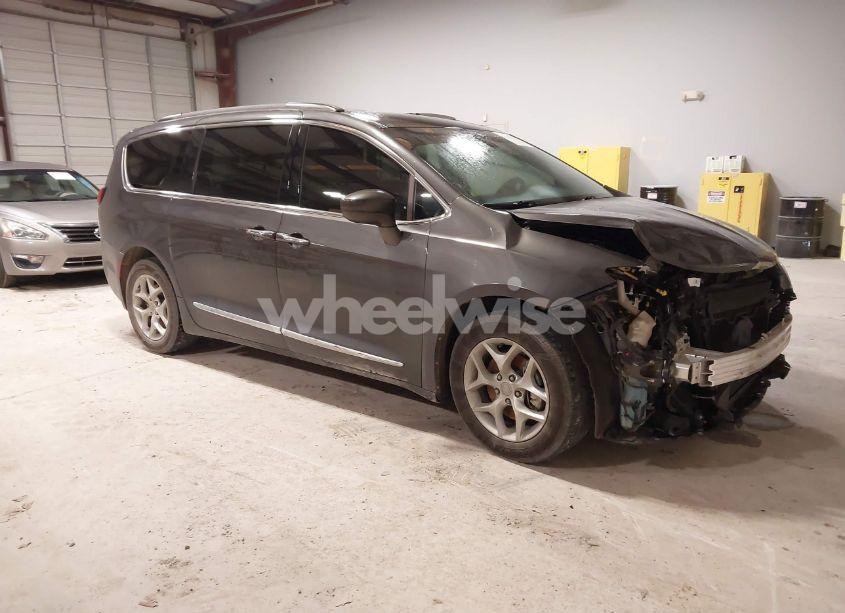 2017 Chrysler Pacifica TOURING-L (VIN 2C4RC1BGXHR820456) main photo
