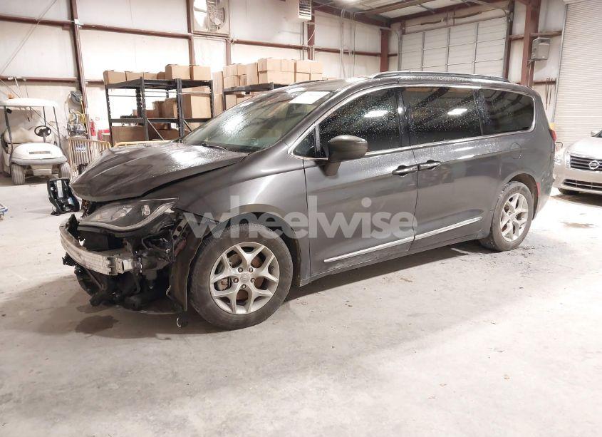 Photo 2 of 2017 Chrysler Pacifica TOURING-L (VIN 2C4RC1BGXHR820456)