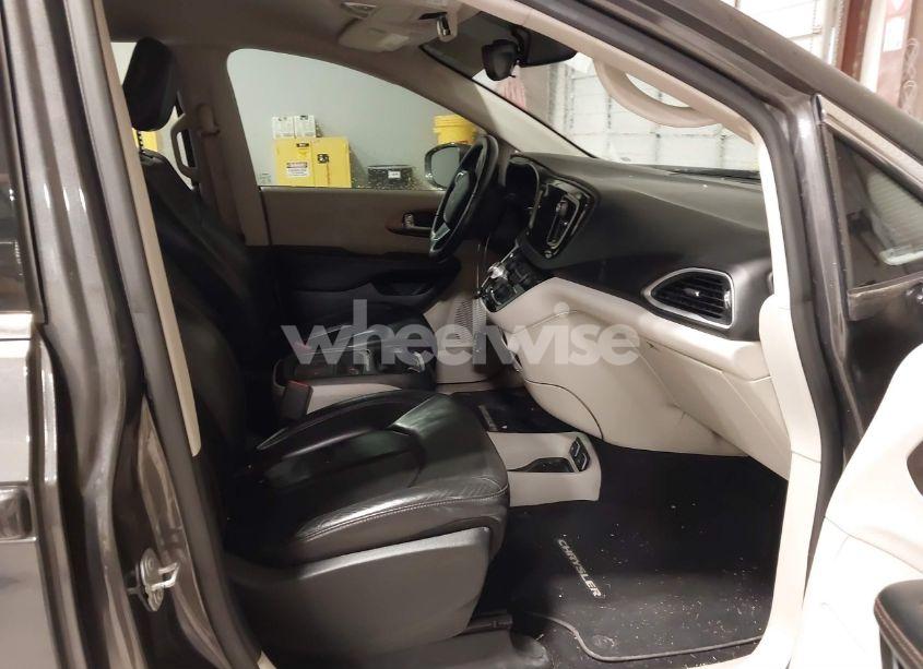 Photo 5 of 2017 Chrysler Pacifica TOURING-L (VIN 2C4RC1BGXHR820456)