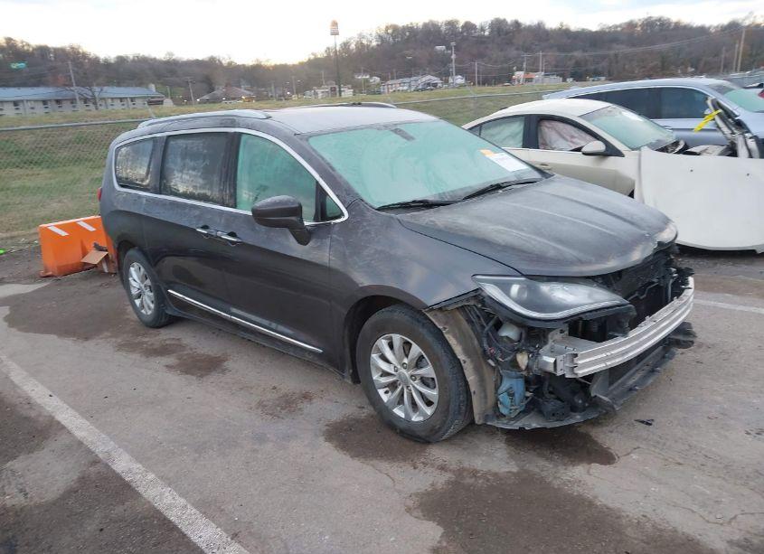 2018 Chrysler Pacifica TOURING L (VIN 2C4RC1BGXJR107532) main photo