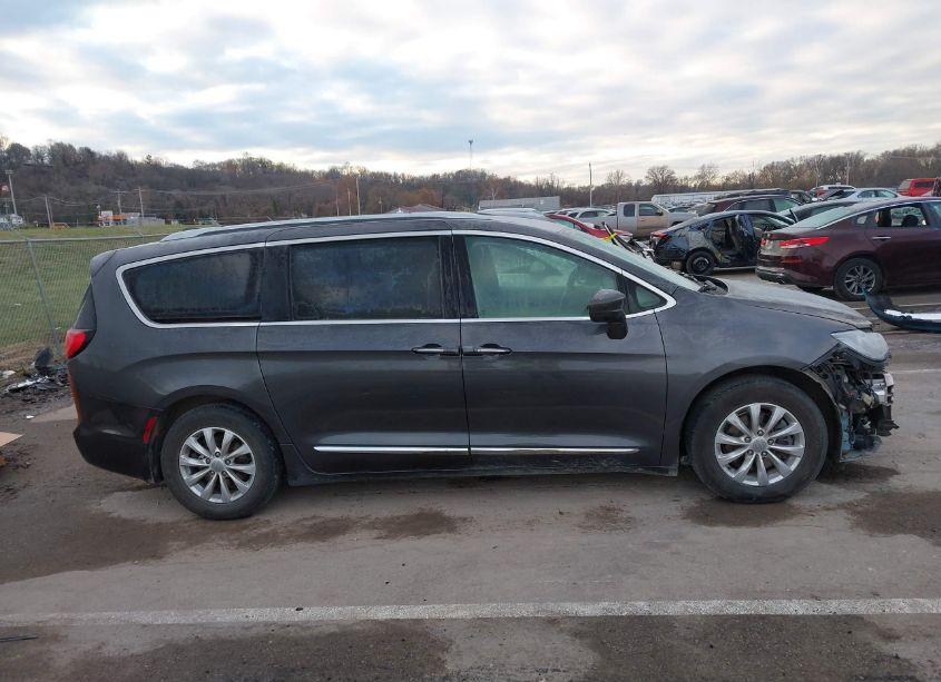Photo 14 of 2018 Chrysler Pacifica TOURING L (VIN 2C4RC1BGXJR107532)