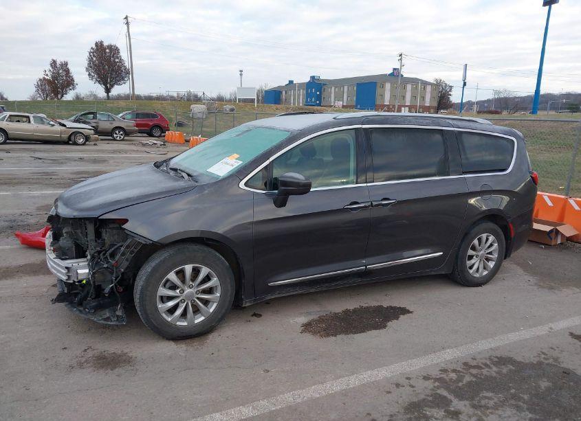 Photo 15 of 2018 Chrysler Pacifica TOURING L (VIN 2C4RC1BGXJR107532)