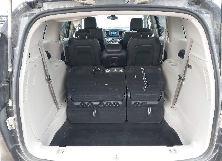 Photo 18 of 2018 Chrysler Pacifica TOURING L (VIN 2C4RC1BGXJR107532)