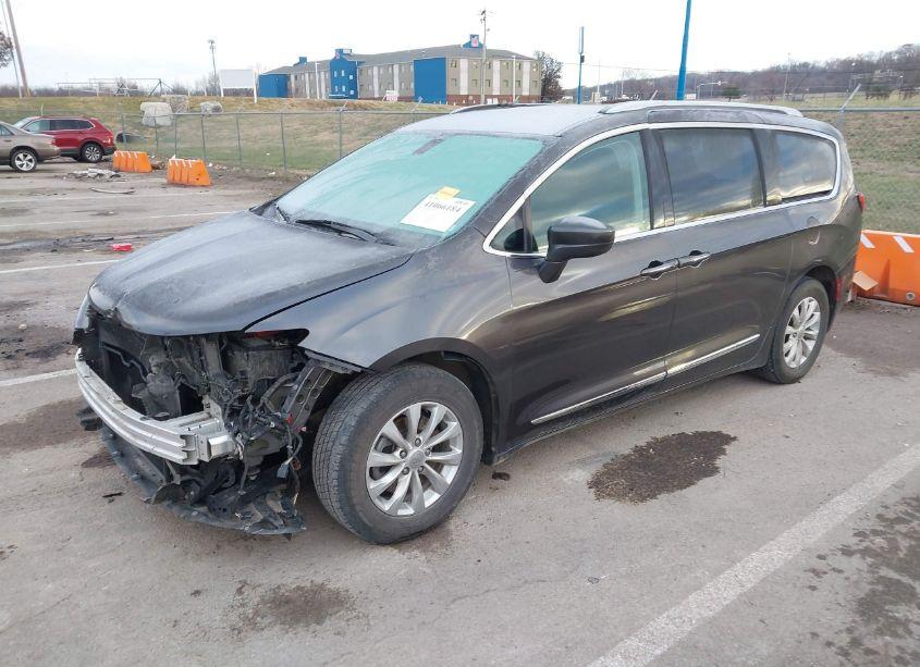 Photo 2 of 2018 Chrysler Pacifica TOURING L (VIN 2C4RC1BGXJR107532)