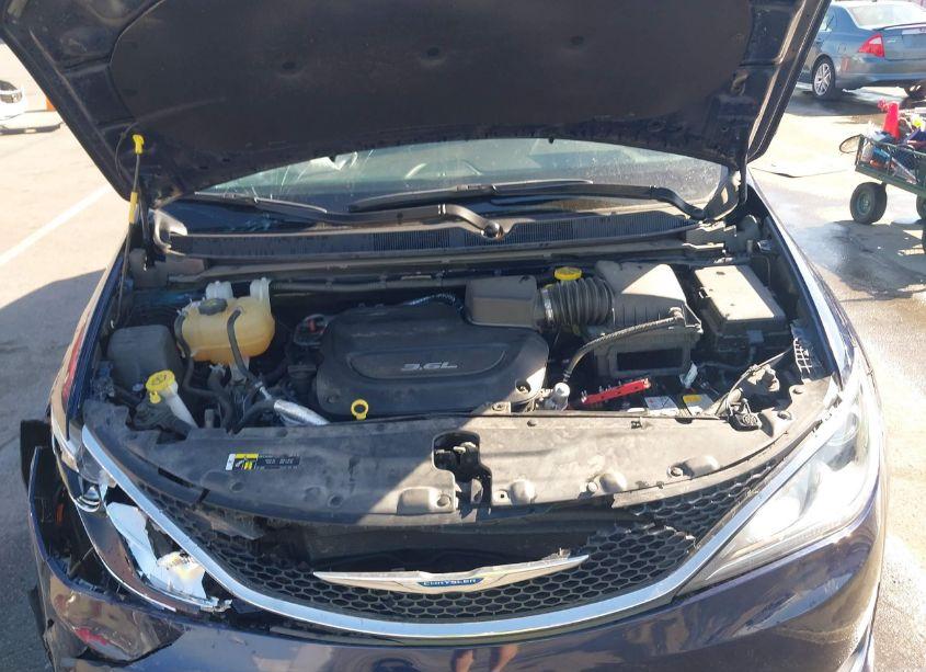 Photo 10 of 2018 Chrysler Pacifica TOURING L (VIN 2C4RC1BGXJR204035)