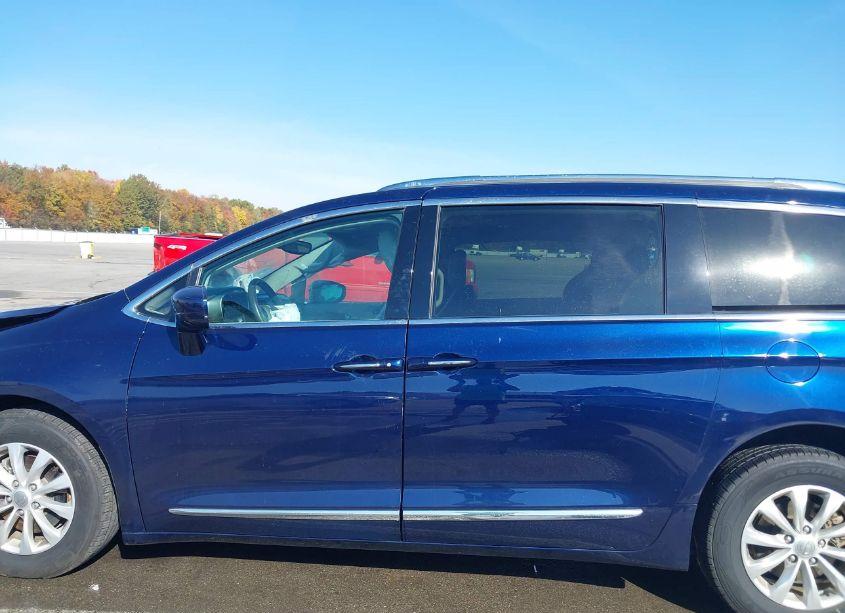 Photo 14 of 2018 Chrysler Pacifica TOURING L (VIN 2C4RC1BGXJR204035)
