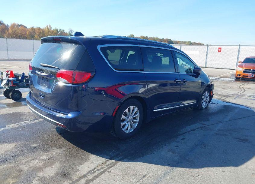 Photo 4 of 2018 Chrysler Pacifica TOURING L (VIN 2C4RC1BGXJR204035)
