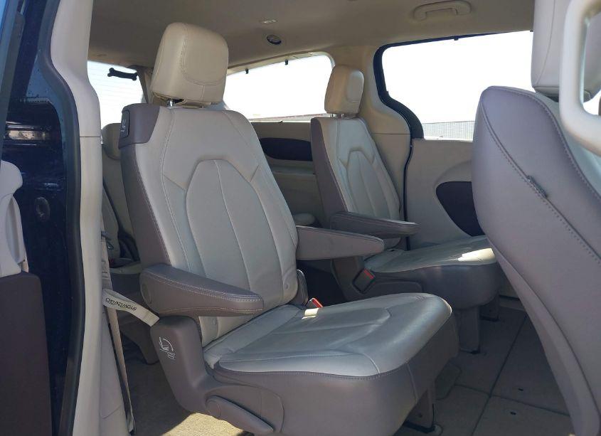 Photo 8 of 2018 Chrysler Pacifica TOURING L (VIN 2C4RC1BGXJR204035)