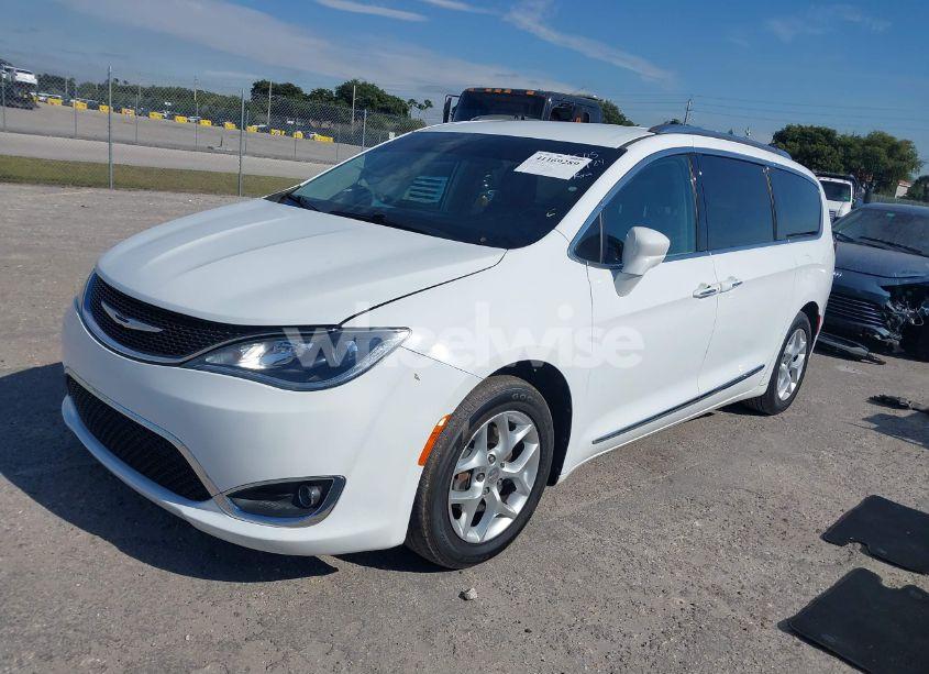 Photo 2 of 2018 Chrysler Pacifica TOURING L (VIN 2C4RC1BGXJR204505)