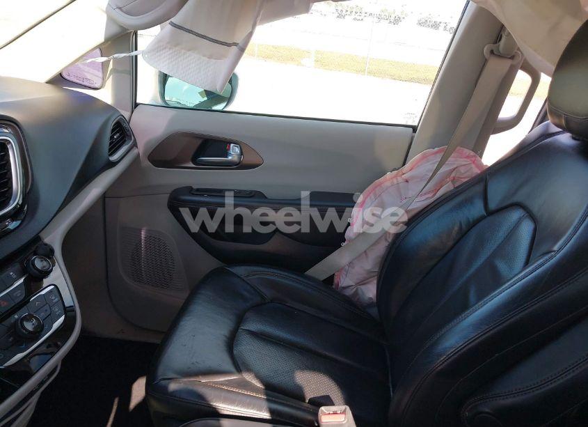 Photo 5 of 2018 Chrysler Pacifica TOURING L (VIN 2C4RC1BGXJR204505)