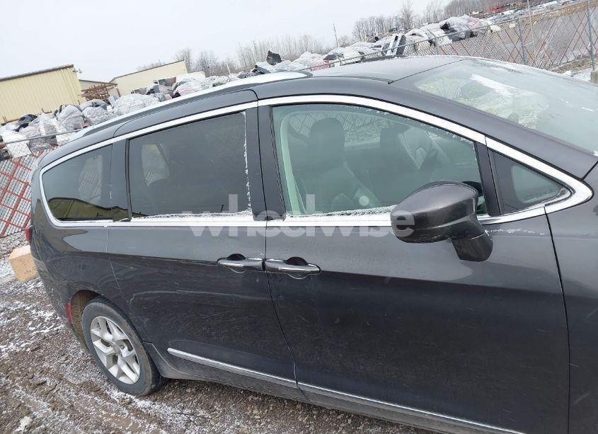 Photo 13 of 2018 Chrysler Pacifica TOURING L (VIN 2C4RC1BGXJR356171)