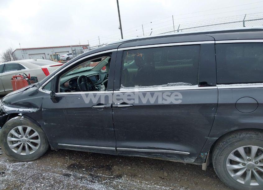 Photo 14 of 2018 Chrysler Pacifica TOURING L (VIN 2C4RC1BGXJR356171)