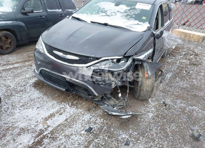 Photo 2 of 2018 Chrysler Pacifica TOURING L (VIN 2C4RC1BGXJR356171)