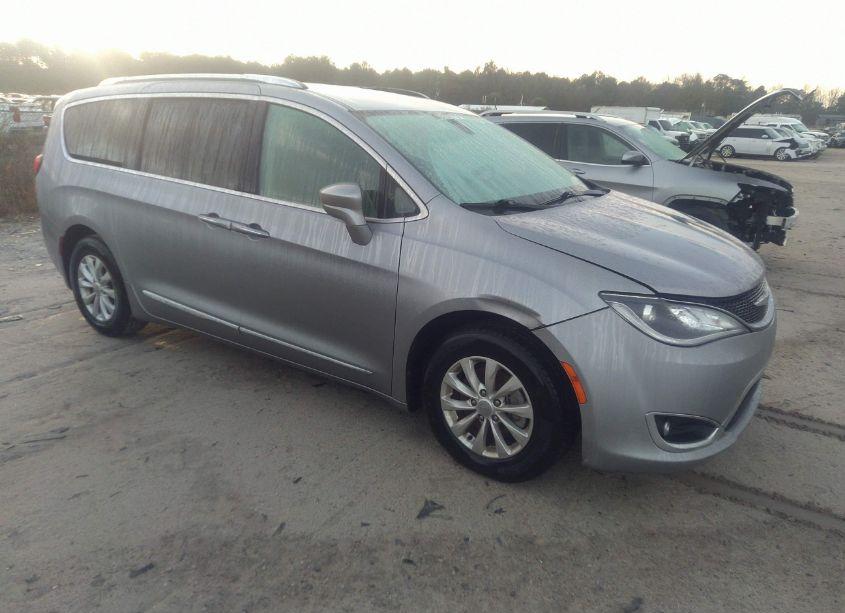 2019 Chrysler Pacifica TOURING L (VIN 2C4RC1BGXKR561393) main photo