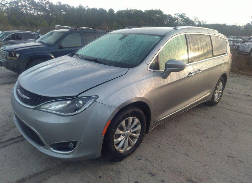 Photo 2 of 2019 Chrysler Pacifica TOURING L (VIN 2C4RC1BGXKR561393)