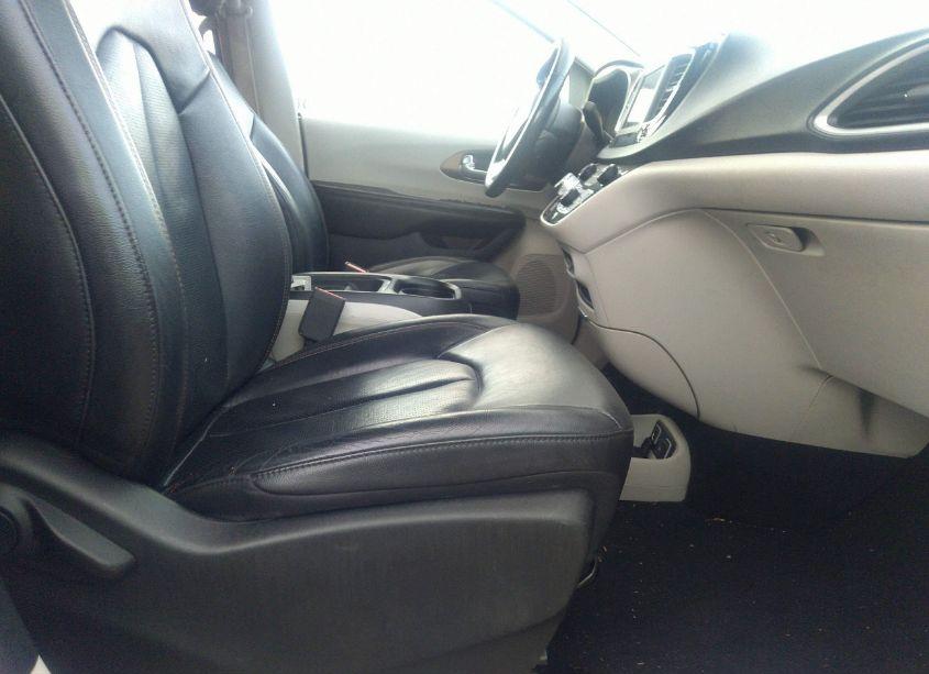 Photo 5 of 2019 Chrysler Pacifica TOURING L (VIN 2C4RC1BGXKR561393)