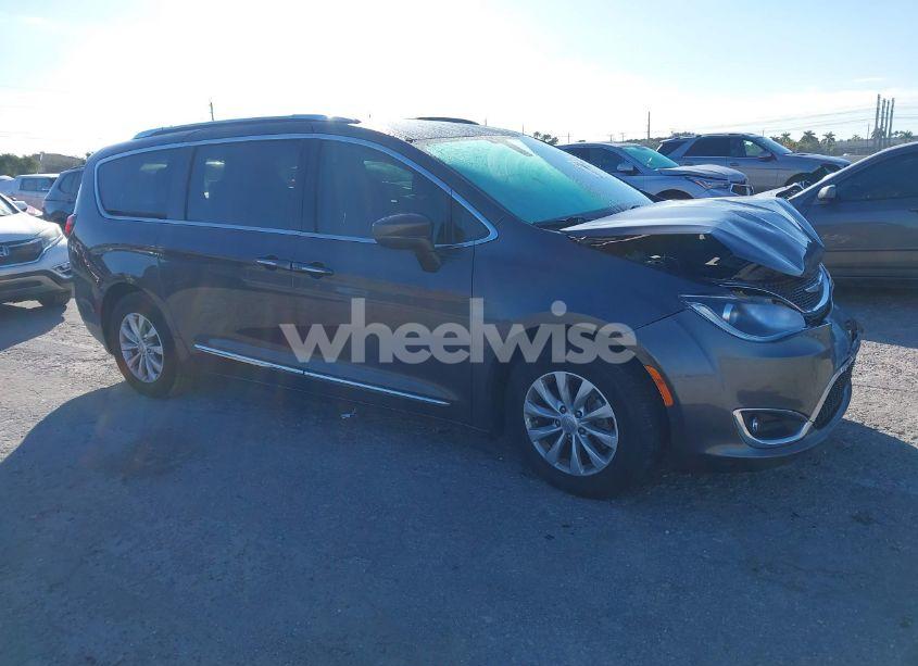 2019 Chrysler Pacifica TOURING L (VIN 2C4RC1BGXKR577402) main photo