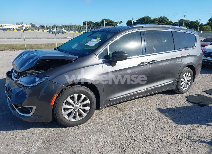 Photo 2 of 2019 Chrysler Pacifica TOURING L (VIN 2C4RC1BGXKR577402)