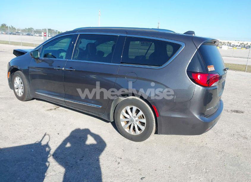 Photo 3 of 2019 Chrysler Pacifica TOURING L (VIN 2C4RC1BGXKR577402)
