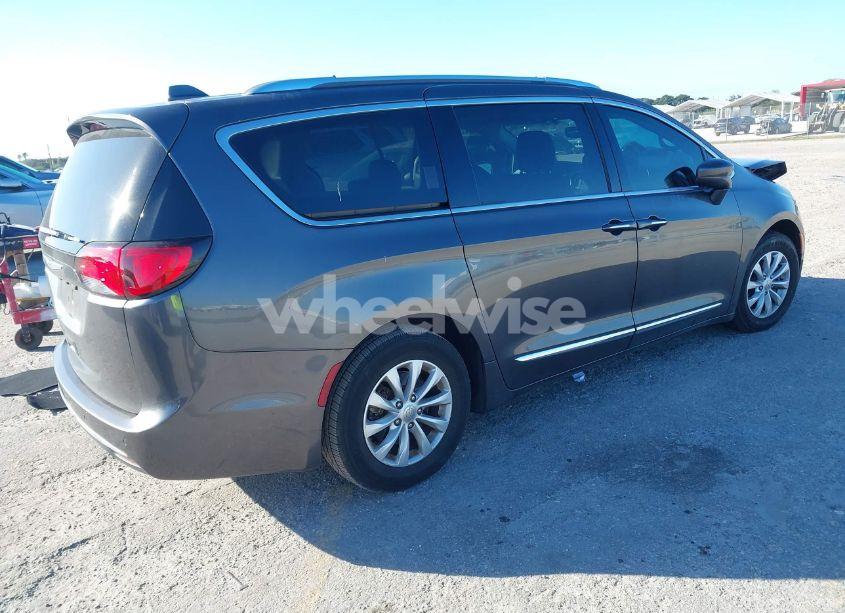 Photo 4 of 2019 Chrysler Pacifica TOURING L (VIN 2C4RC1BGXKR577402)