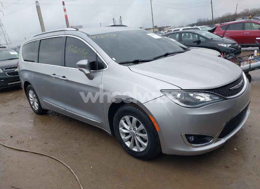 2019 Chrysler Pacifica TOURING L (VIN 2C4RC1BGXKR603528) main photo