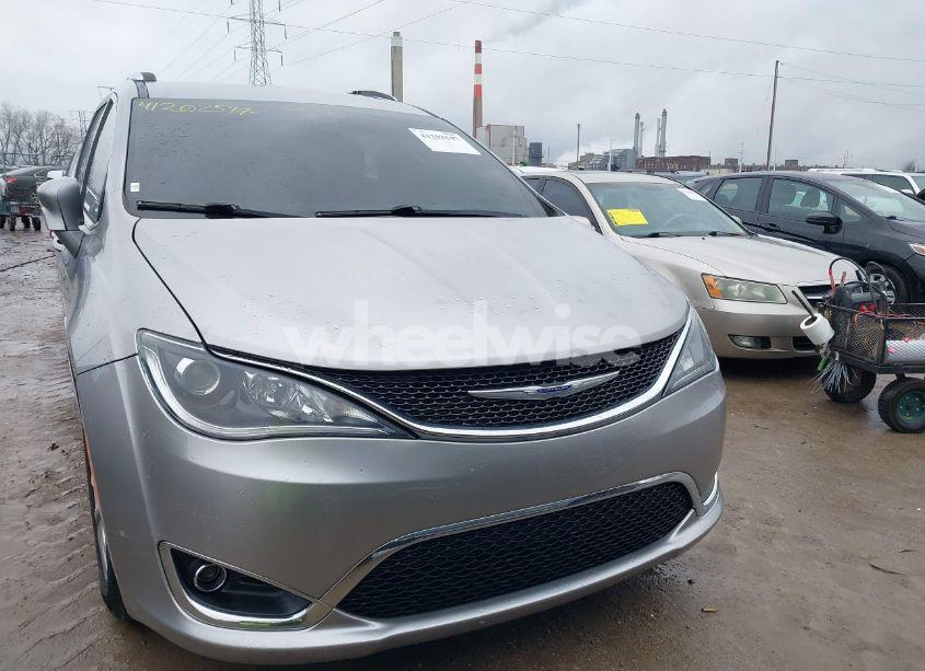 Photo 12 of 2019 Chrysler Pacifica TOURING L (VIN 2C4RC1BGXKR603528)