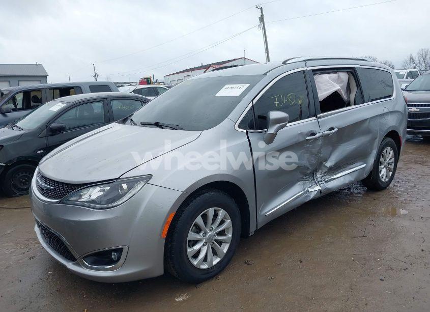 Photo 2 of 2019 Chrysler Pacifica TOURING L (VIN 2C4RC1BGXKR603528)