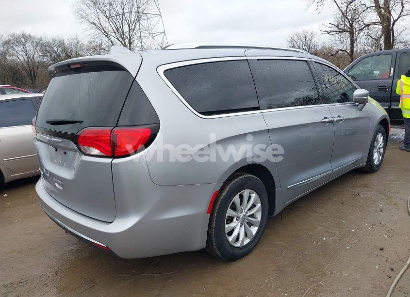 Photo 4 of 2019 Chrysler Pacifica TOURING L (VIN 2C4RC1BGXKR603528)