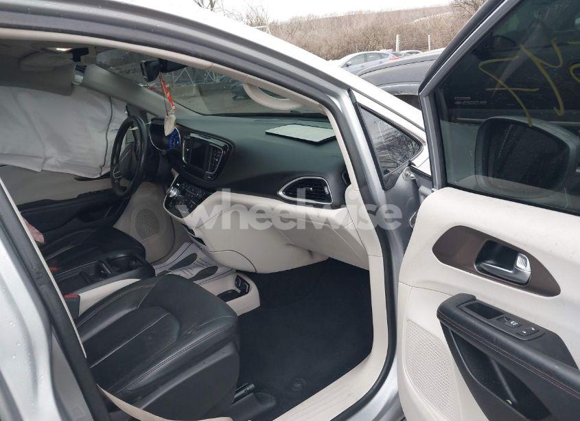 Photo 5 of 2019 Chrysler Pacifica TOURING L (VIN 2C4RC1BGXKR603528)