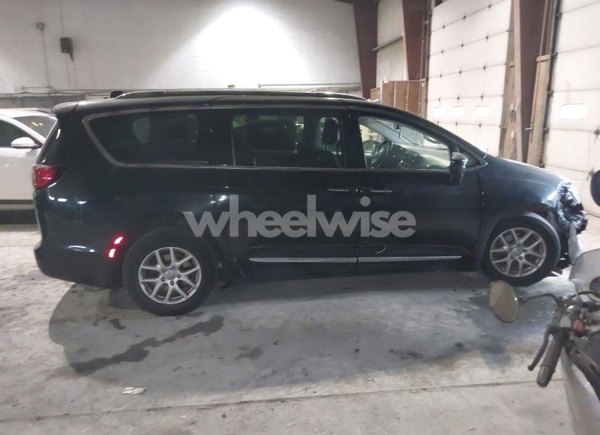 Photo 13 of 2020 Chrysler Pacifica TOURING L (VIN 2C4RC1BGXLR103631)