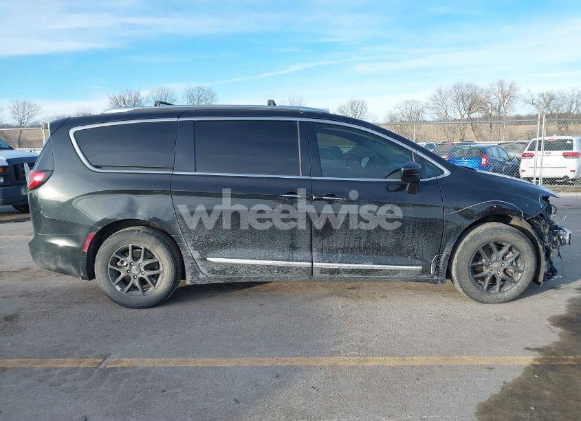 Photo 13 of 2020 Chrysler Pacifica (VIN 2C4RC1BGXLR124947)