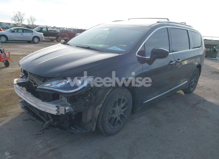 Photo 2 of 2020 Chrysler Pacifica (VIN 2C4RC1BGXLR124947)