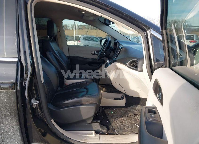 Photo 5 of 2020 Chrysler Pacifica (VIN 2C4RC1BGXLR124947)