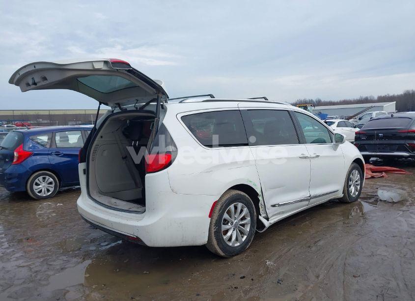 Photo 4 of 2020 Chrysler Pacifica TOURING L (VIN 2C4RC1BGXLR176742)