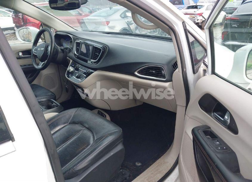 Photo 5 of 2020 Chrysler Pacifica TOURING L (VIN 2C4RC1BGXLR176742)