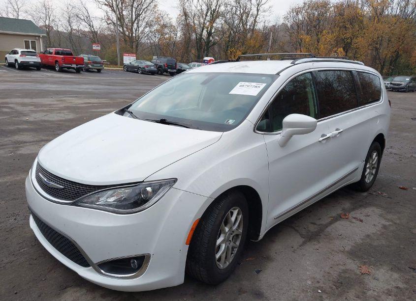 Photo 2 of 2020 Chrysler Pacifica TOURING L (VIN 2C4RC1BGXLR209402)