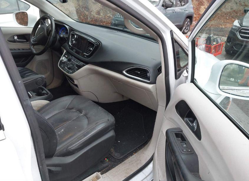 Photo 4 of 2020 Chrysler Pacifica TOURING L (VIN 2C4RC1BGXLR209402)