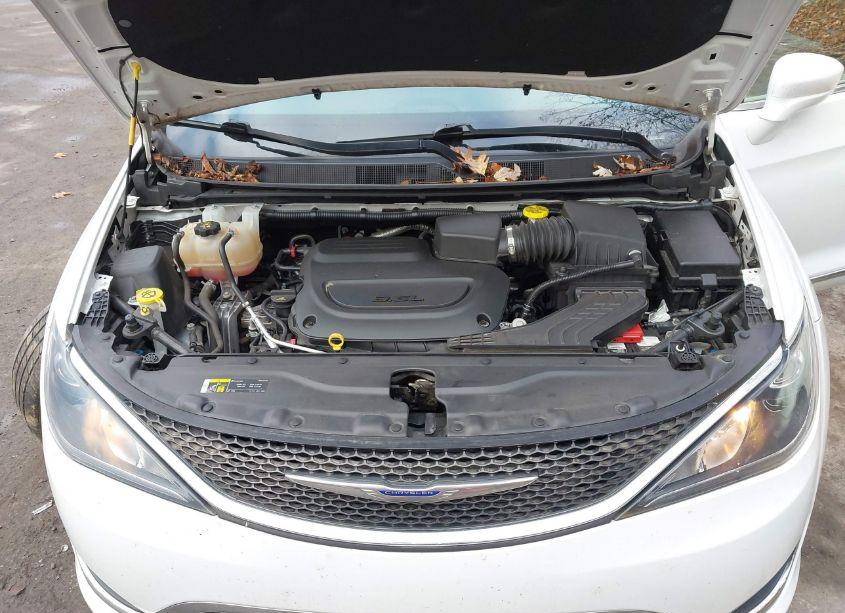 Photo 9 of 2020 Chrysler Pacifica TOURING L (VIN 2C4RC1BGXLR209402)