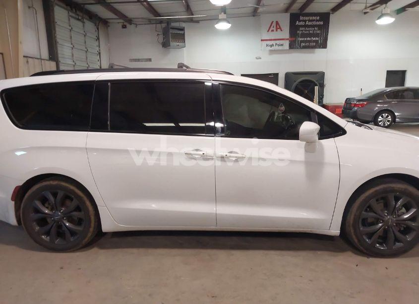 Photo 13 of 2020 Chrysler Pacifica TOURING L (VIN 2C4RC1BGXLR232582)
