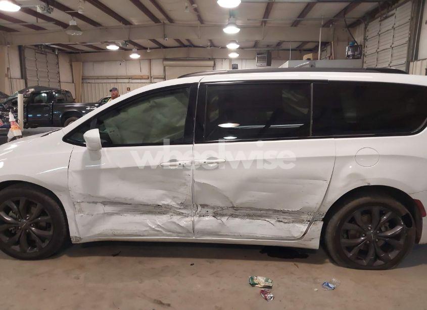 Photo 14 of 2020 Chrysler Pacifica TOURING L (VIN 2C4RC1BGXLR232582)