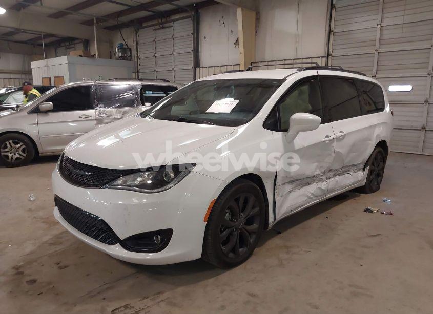 Photo 2 of 2020 Chrysler Pacifica TOURING L (VIN 2C4RC1BGXLR232582)