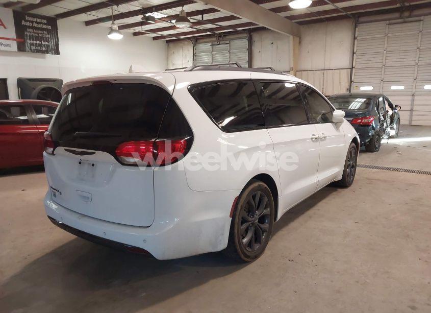 Photo 4 of 2020 Chrysler Pacifica TOURING L (VIN 2C4RC1BGXLR232582)