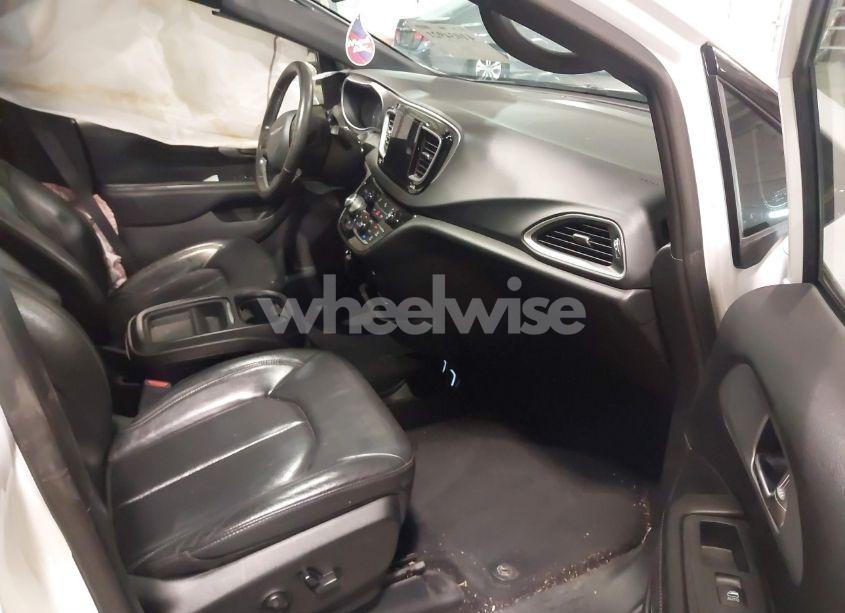 Photo 5 of 2020 Chrysler Pacifica TOURING L (VIN 2C4RC1BGXLR232582)