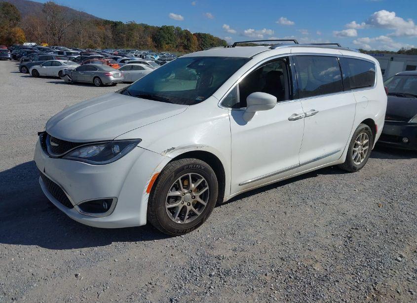 Photo 2 of 2020 Chrysler Pacifica TOURING L (VIN 2C4RC1BGXLR272189)