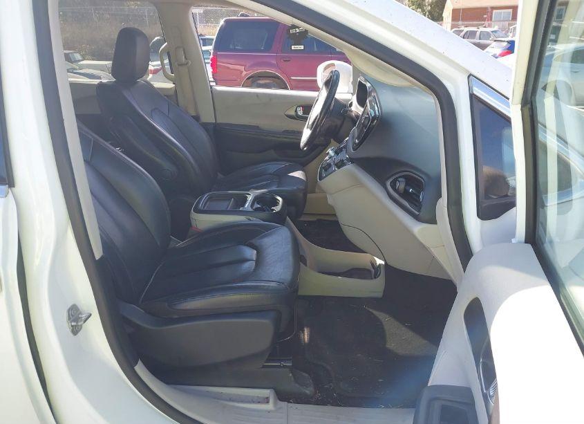 Photo 5 of 2020 Chrysler Pacifica TOURING L (VIN 2C4RC1BGXLR272189)