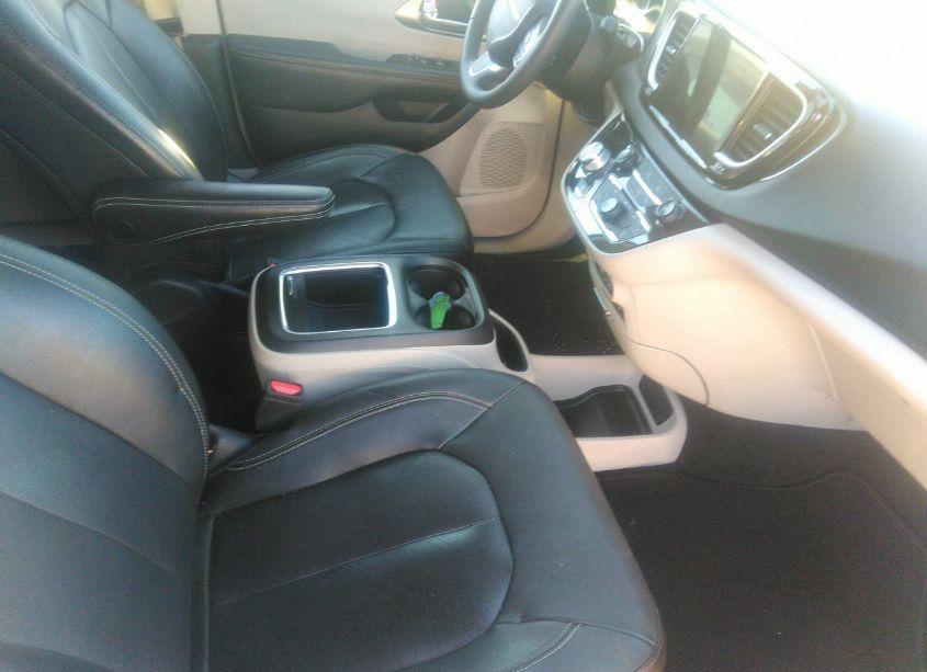 Photo 5 of 2022 Chrysler Pacifica TOURING L (VIN 2C4RC1BGXNR111344)